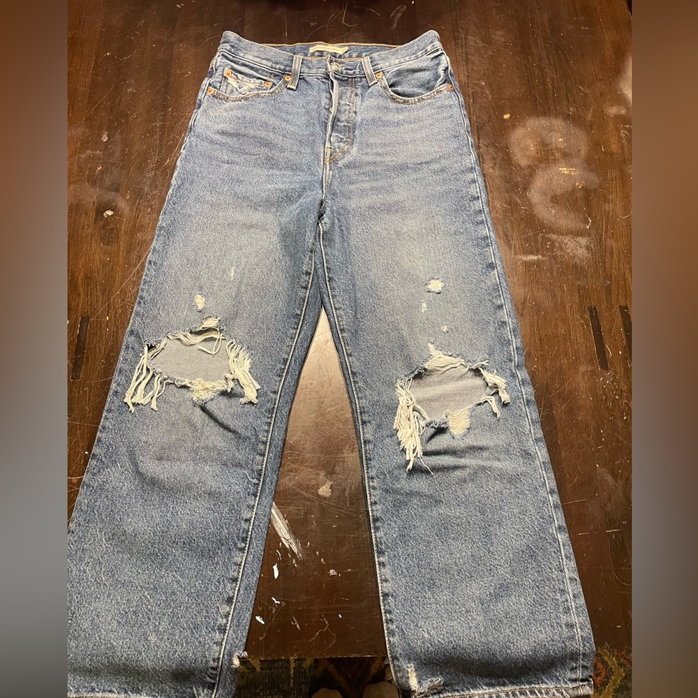 LEVIS- dark wash high rise ripped jeans
